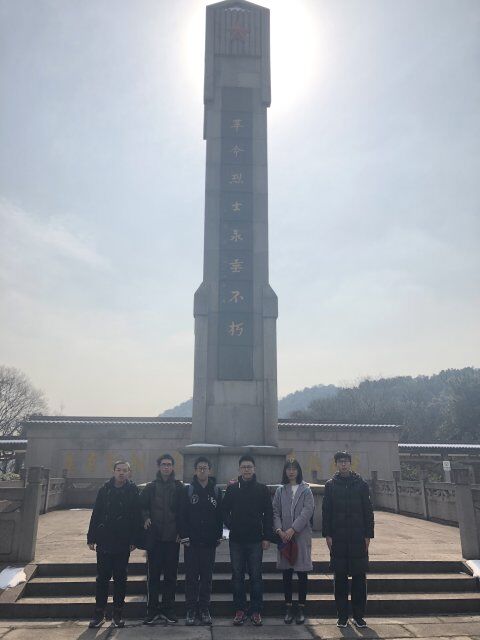 十大靠谱外围买球网站-十大买球平台排行榜赴浙江省绍兴市革命先烈故居寒假社会实践团-2018.2.8-绍兴县烈士陵园-烈士纪念碑前合照-朱仕娅.jpg